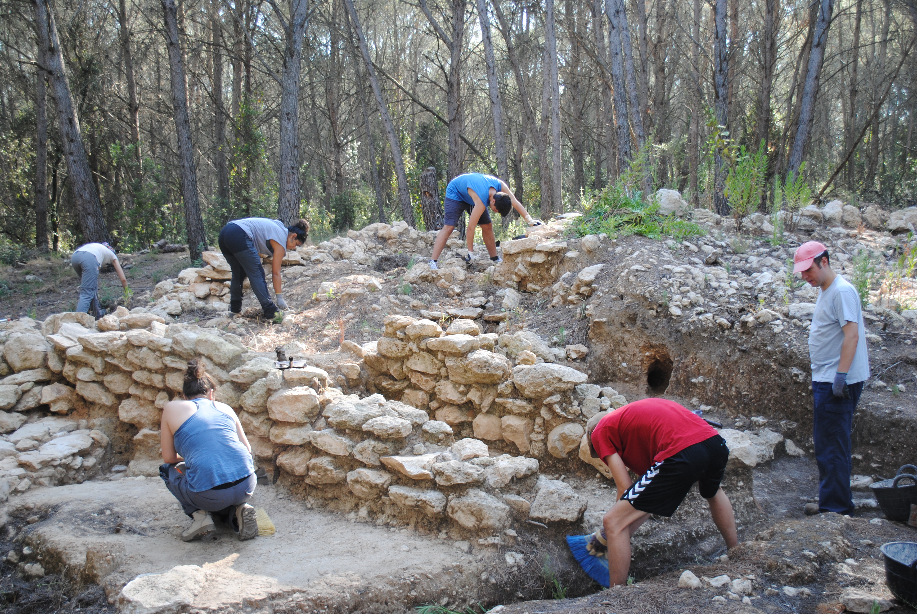 L’equip excavant a la Timba de Santa Bàrbara