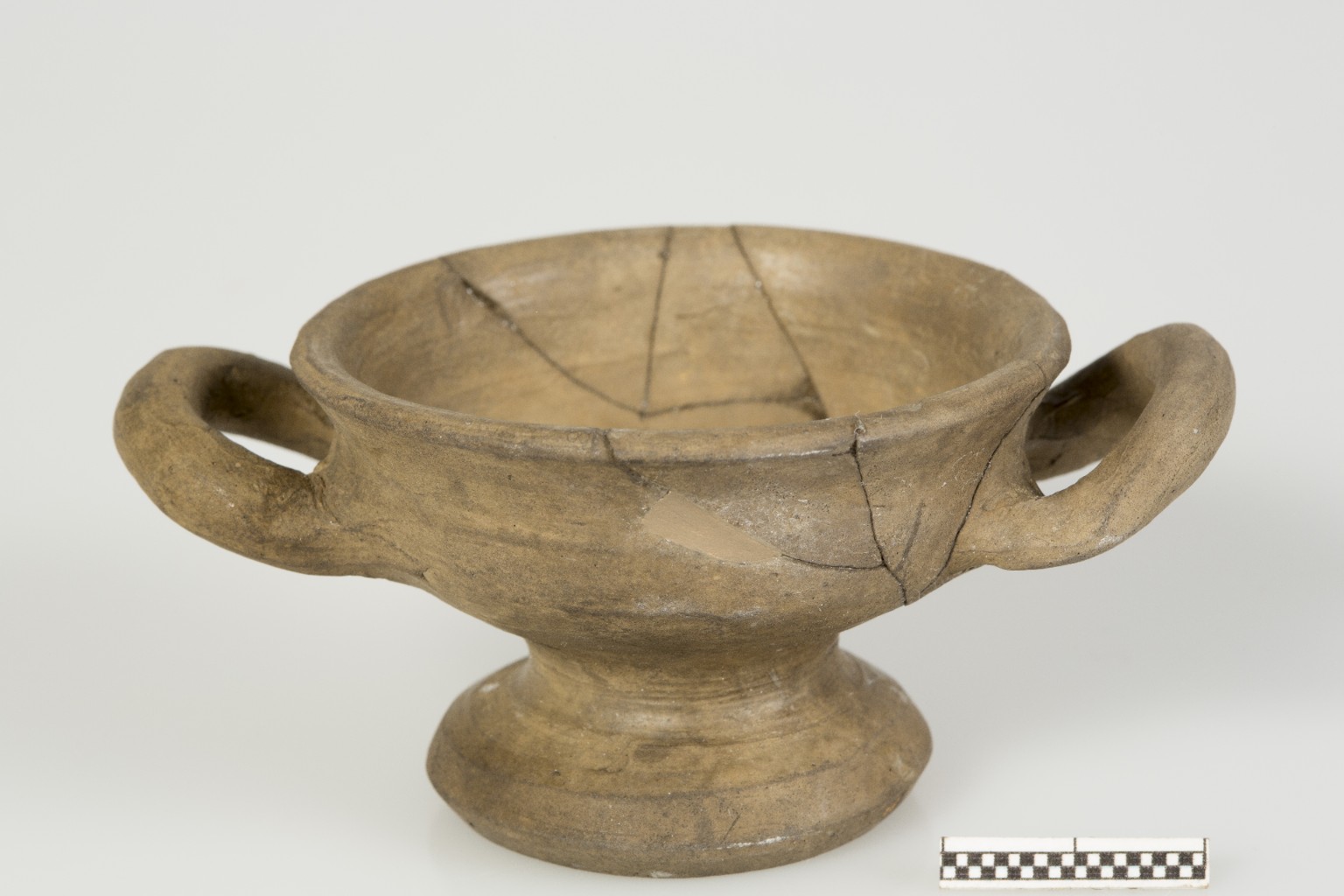 Perfil de la copa en miniatura de la sitja 169 de la Font de la Canya, amb escala gràfica.