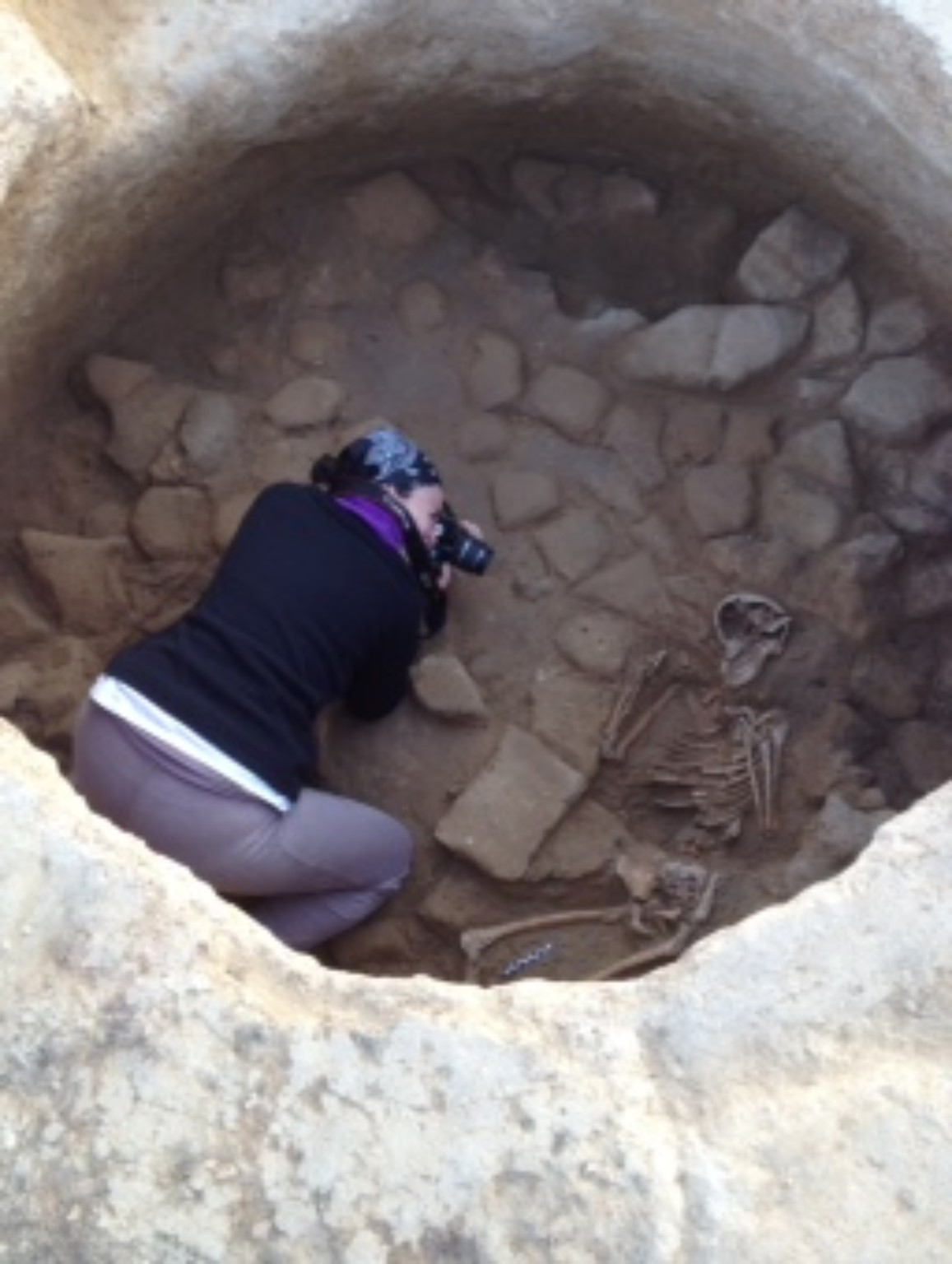 Documentació fotogràfica de la inhumació durant els treballs arqueològics.
