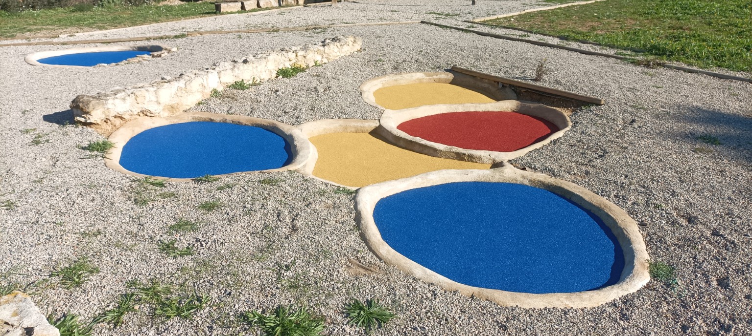Sitges senyalitzades amb colors a la Font de la Canya