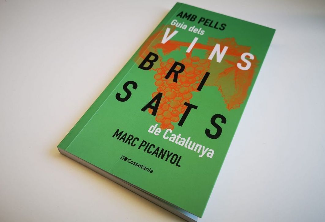 Portada del llibre Amb pells. Guia dels vins brisats de Catalunya, de Marc Picanyol