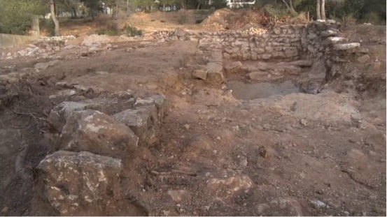 Fotograma de RTV El Vendrell amb les estructures del jaciment ibèric de Puig Pelós, a Cunit
