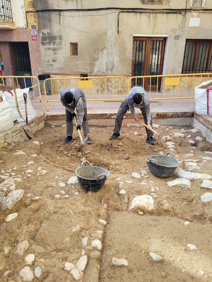 Dos arqueòlegs treballen en l’excavació del celler del nucli antic de Riudebitlles