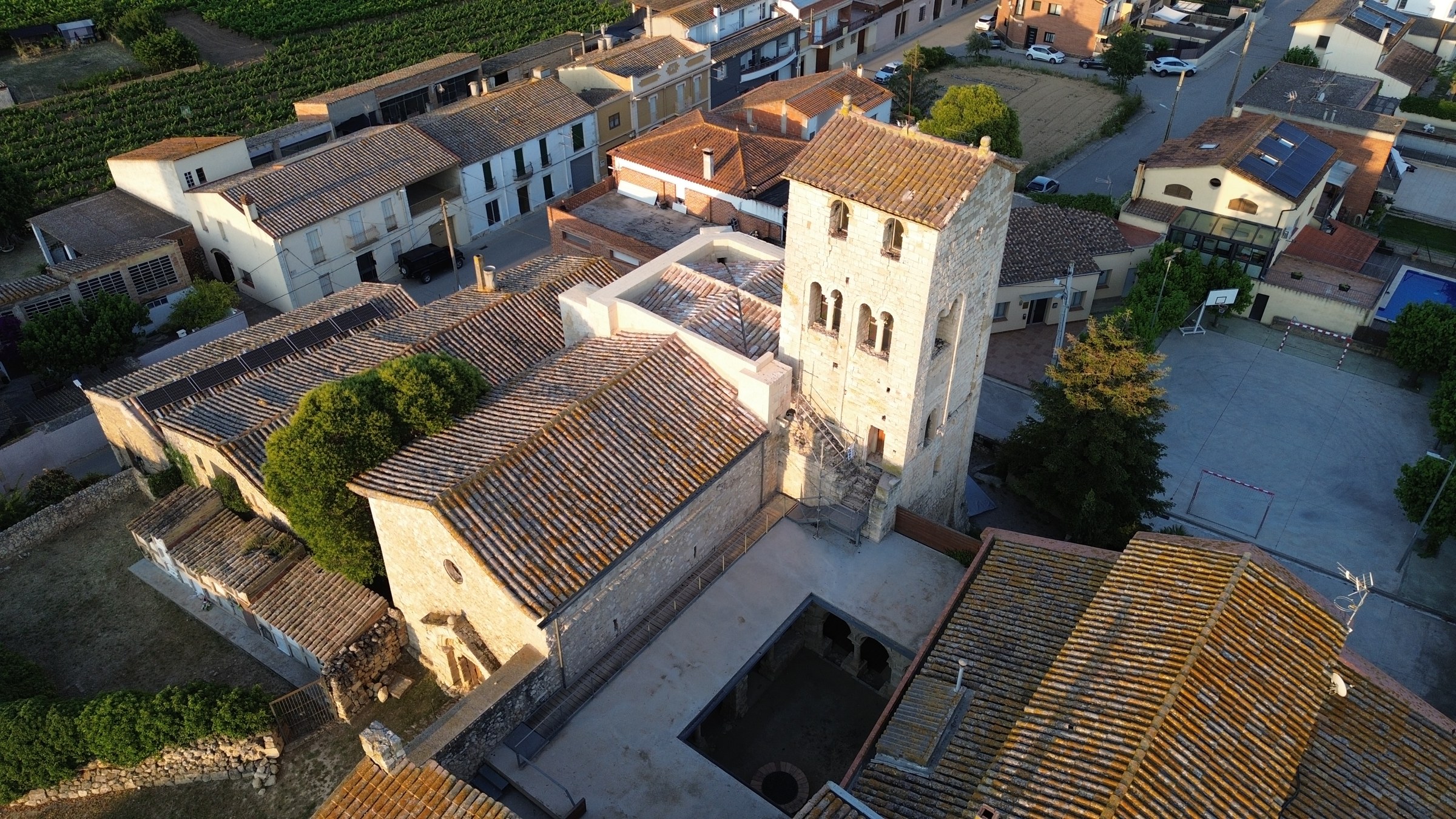 Vista de la coberta de l’absis restaurada, amb el campanar i el nucli de Sant Sebastià dels Gorgs