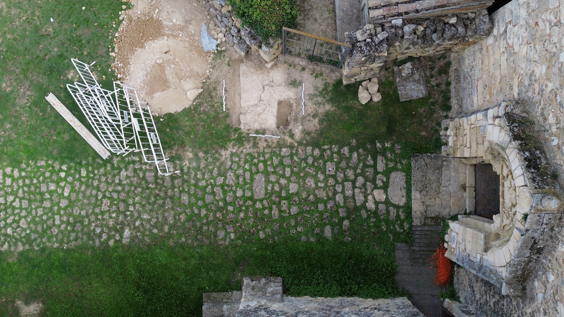 Sondeig arqueològic davant de l’església del monestir
