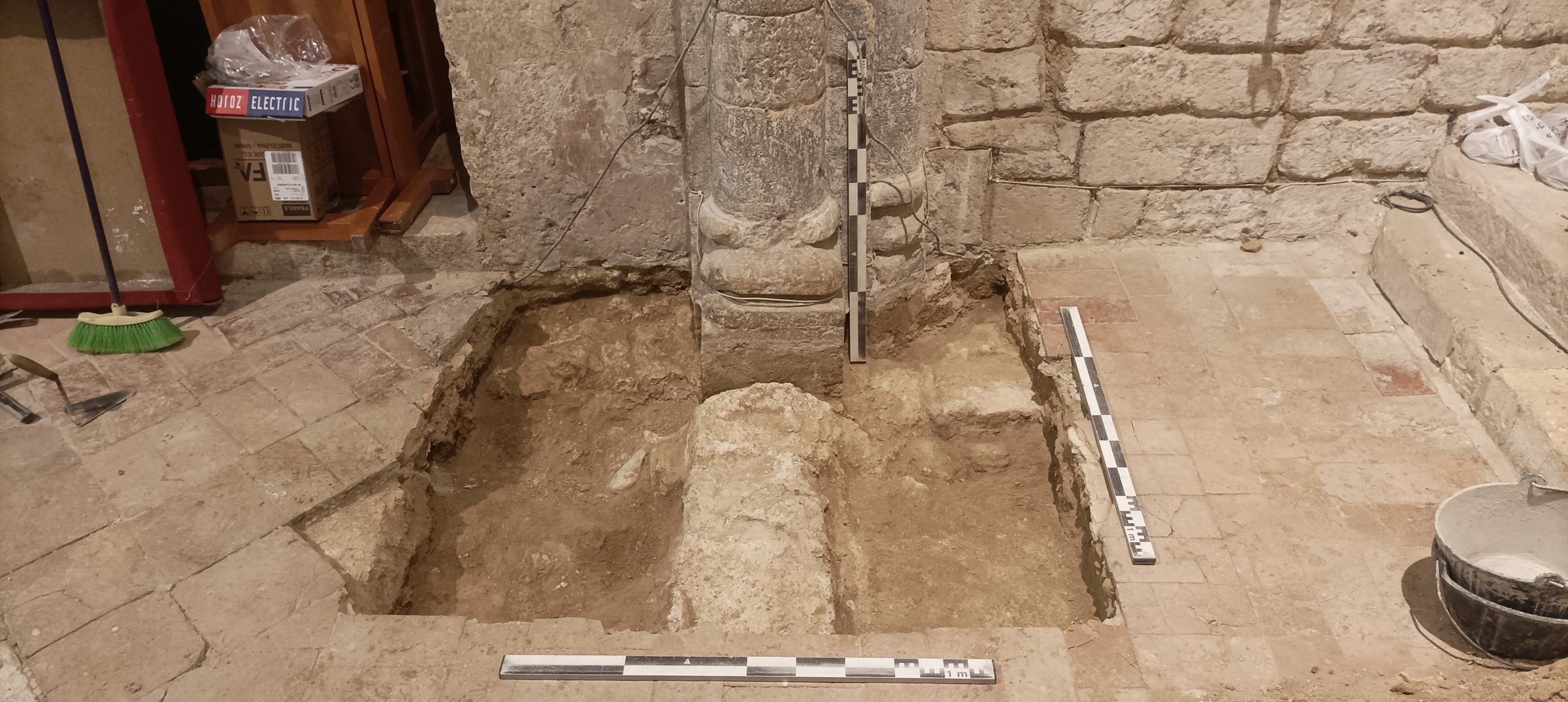 Sondeig arqueològic sota el paviment de l’interior de l’església